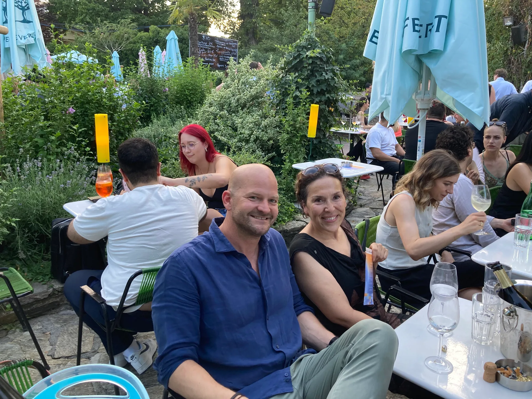Zwei Kolleg:innen beim After Work im Wiener Volksgarten