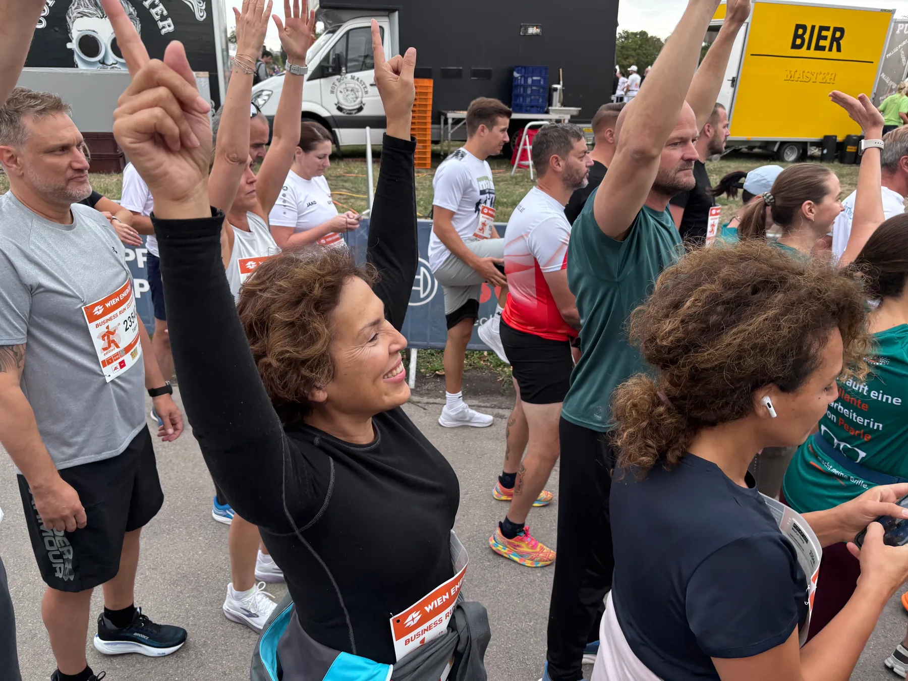 Kolleginnen mit erhobenen Armen beim Business Run auf der Donauinsel
