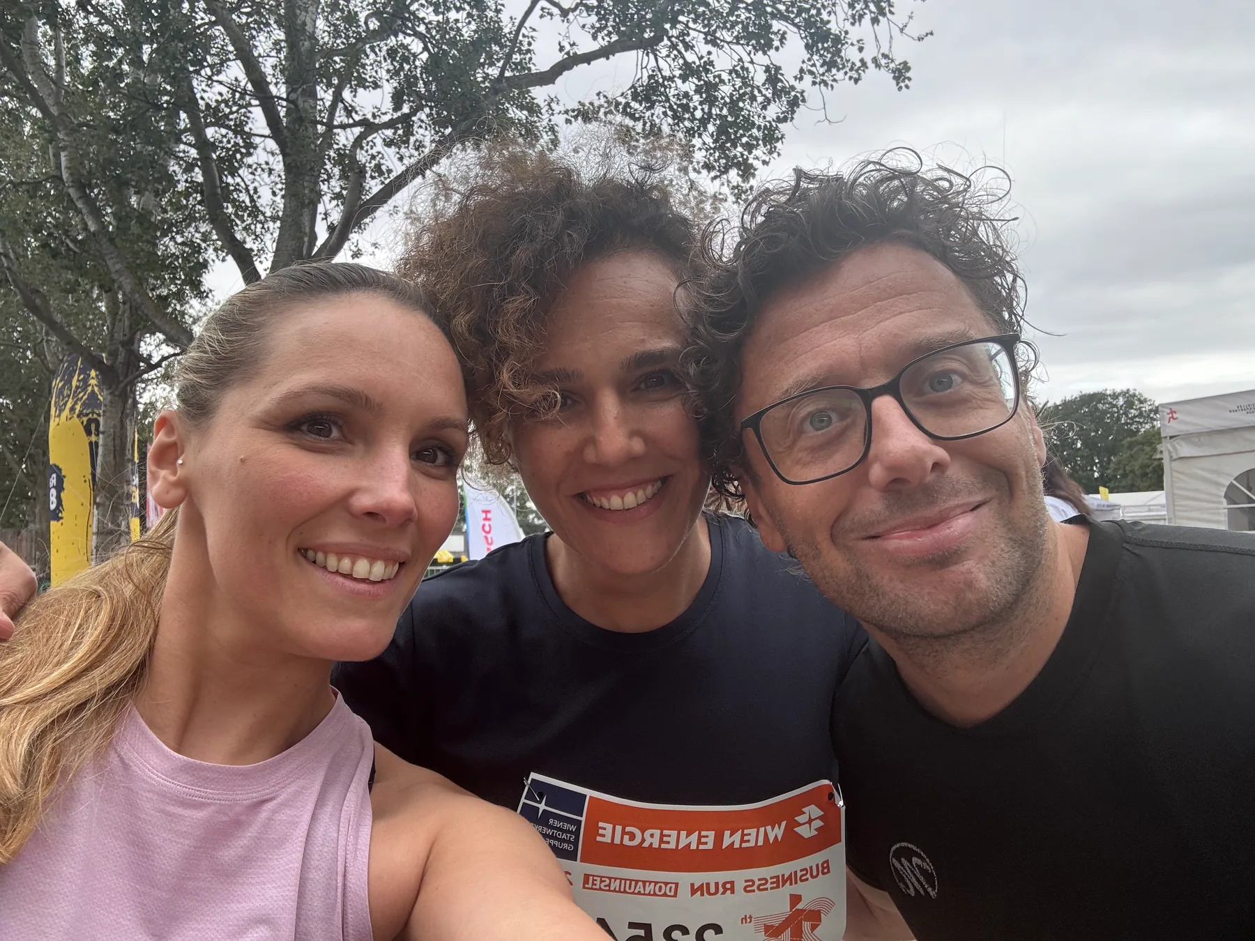 Selfie von drei Kolleg:innen beim Business Run auf der Donauinsel