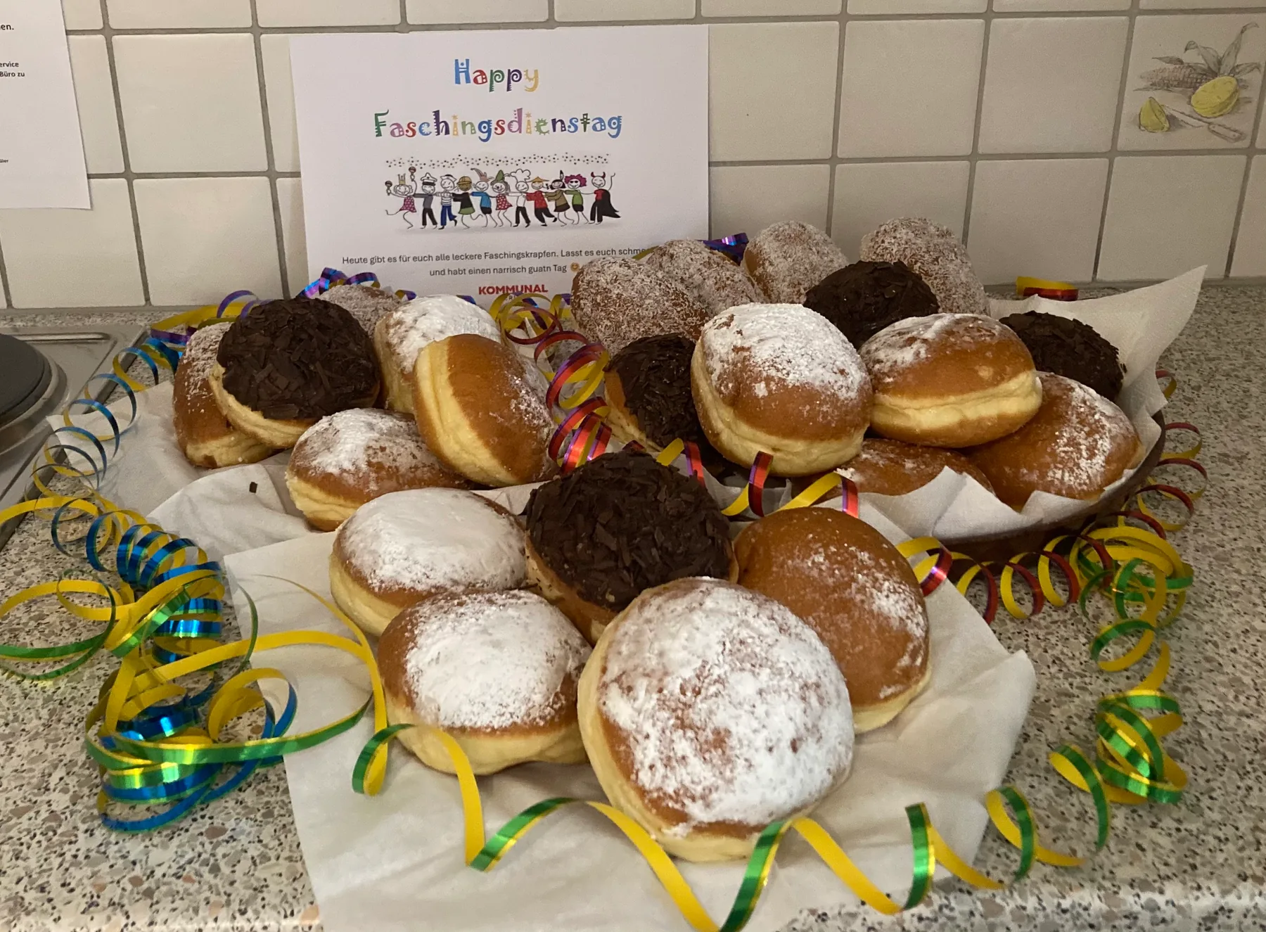 Faschingskrapfen in der Büroküche am Faschingsdienstag
