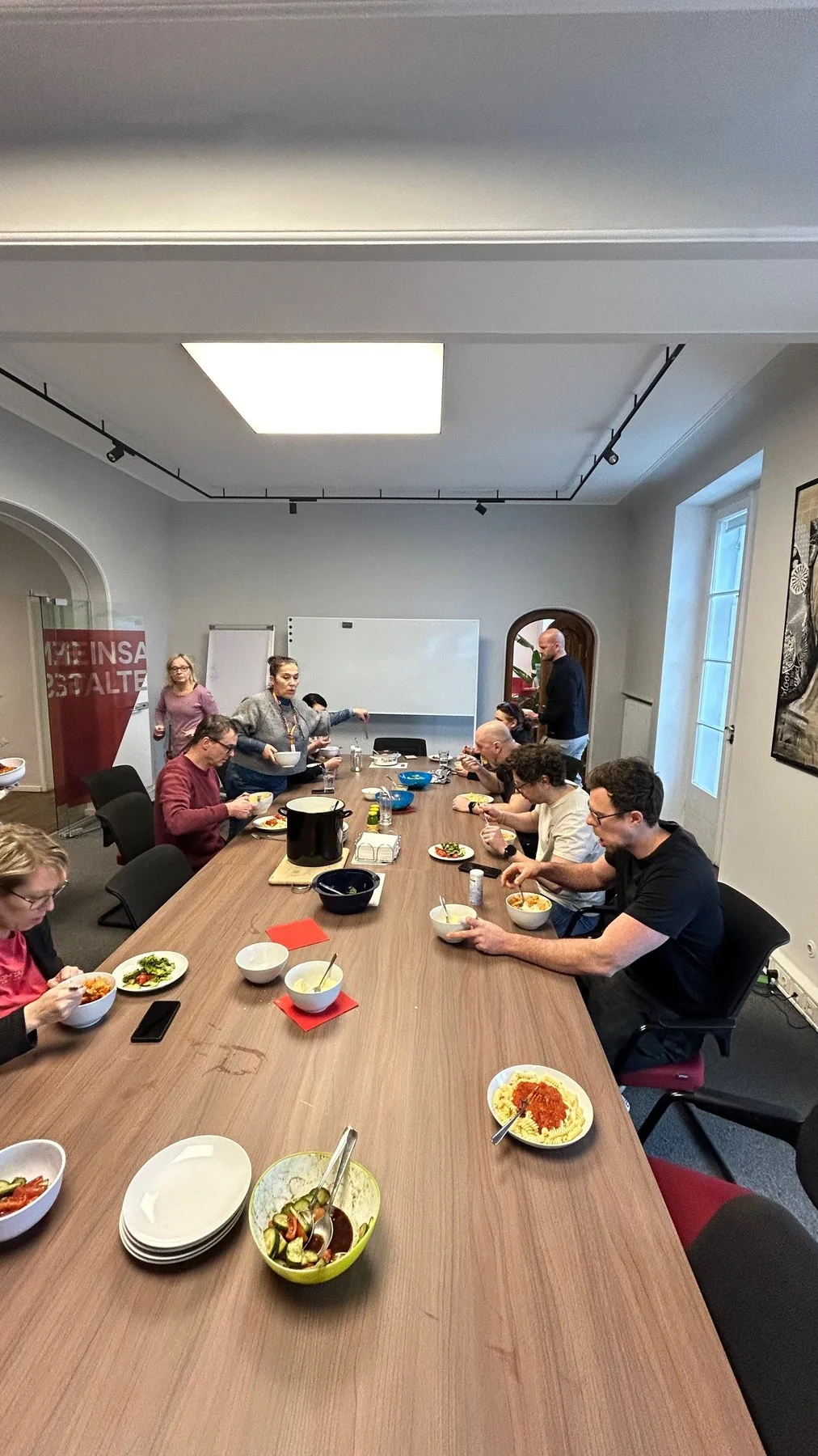 Gemeinsames Mittagessen im Büro – der wöchentliche Salattag