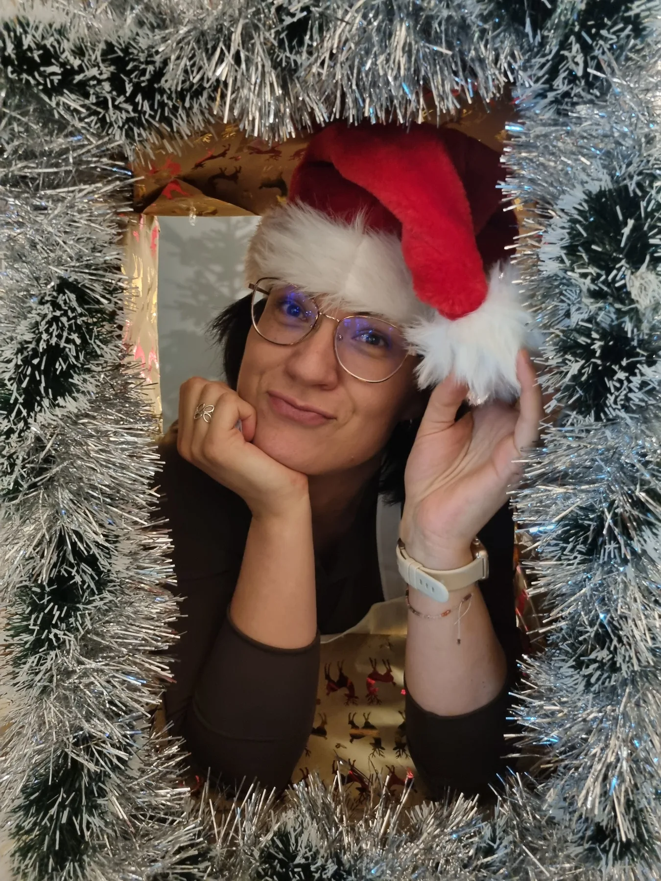 Kollegin mit Weihnachtsmütze bei der Weihnachtsfeier